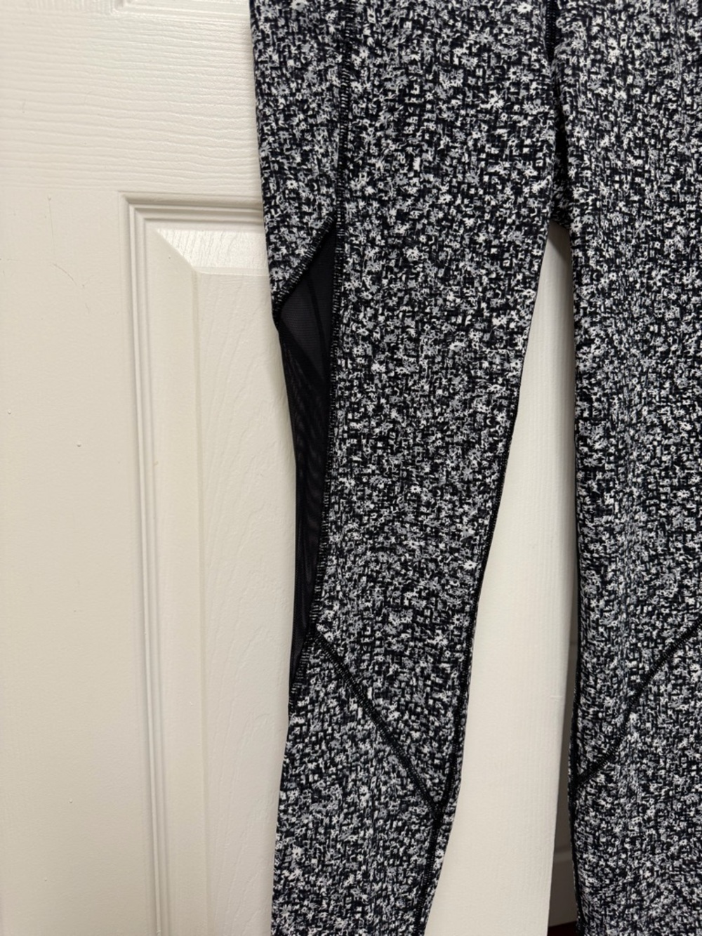 Lululemon Sole Training 7/8 Tight Daisy Dust Alpine White Black Size 6 - Picture 8 of 14